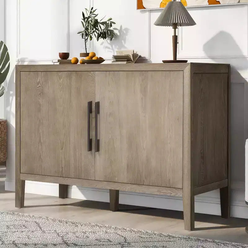 Buffet/armoire de rangement en bois avec deux poignées métalliques et deux portes, adapté aux couloirs, aux entrées et aux salons.