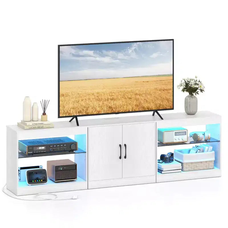 Meuble TV Costway avec prises de courant, lumières LED réglables et placard de rangement pour téléviseurs jusqu'à 85 pouces, noir/blanc