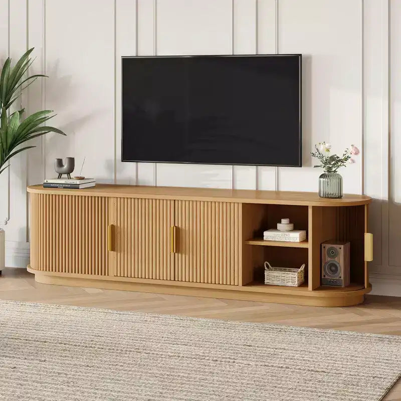 Meuble TV en bois GDFStudio Roy Farmhouse avec porte coulissante à tambour et rangement réglable