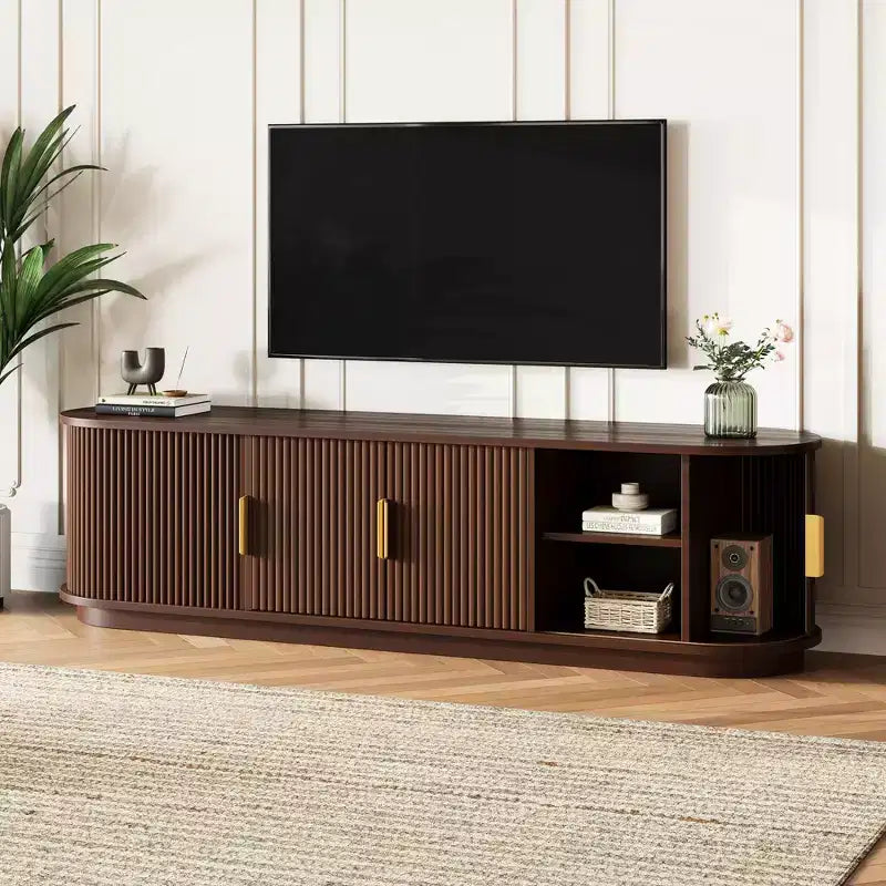 Meuble TV en bois GDFStudio Roy Farmhouse avec porte coulissante à tambour et rangement réglable