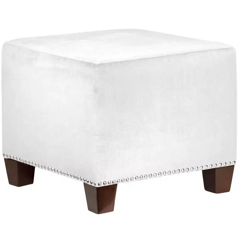 Pouf carré Skyline Furniture avec clous décoratifs