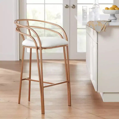 Tabouret de bar Tanner en métal doré 55 Downing Street, 76 cm de haut, coussin en tissu blanc moderne rembourré avec dossier bas et repose-pieds, pour comptoir de cuisine
